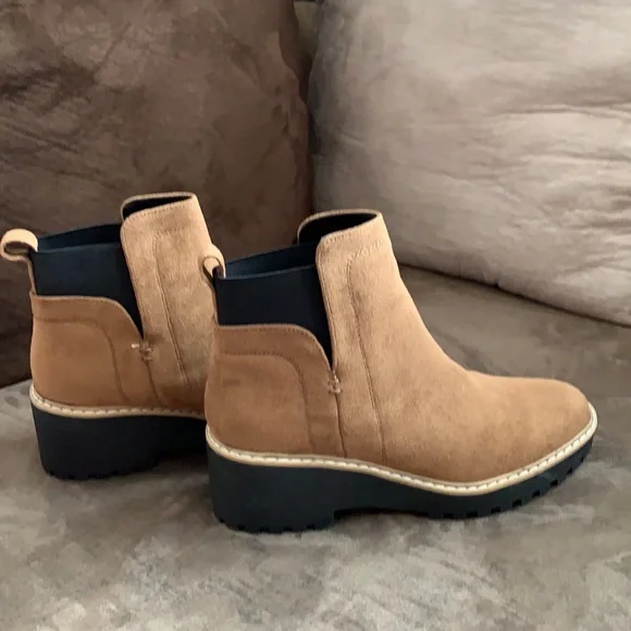 ❌SOLD❌Dolce Vita Chelsea Boots - Picture 2 of 6